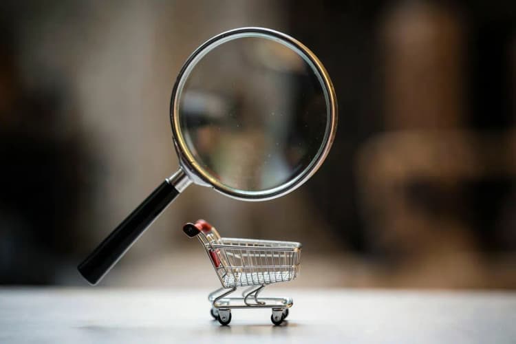 Uma lupa examinando um carrinho de compras