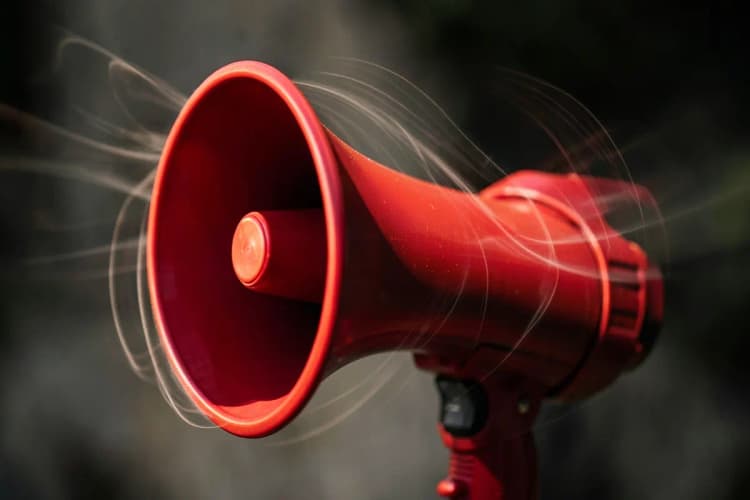Um megafone emitindo um sinal sonoro