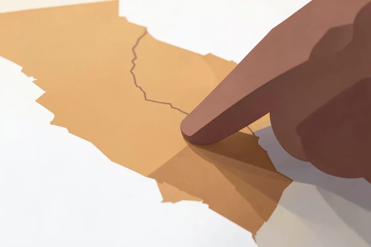 Close-up de um mapa físico do Brasil com um dedo apontando para uma cidade.