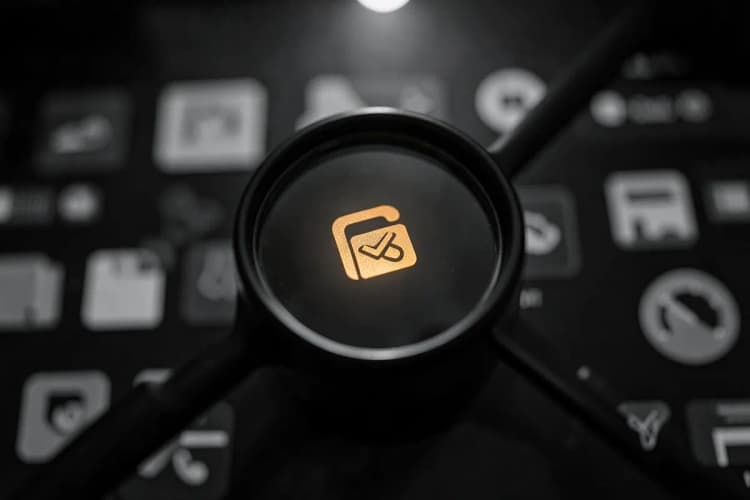 Uma lupa focando em um pequeno ícone de empresa em meio a muitos outros em um fundo digital.