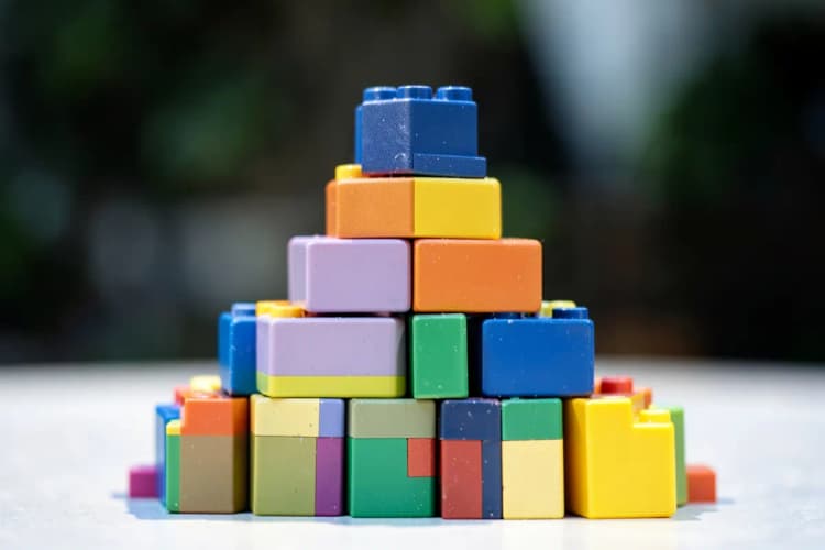 Um conjunto de blocos de construção coloridos empilhados em forma de pirâmide.