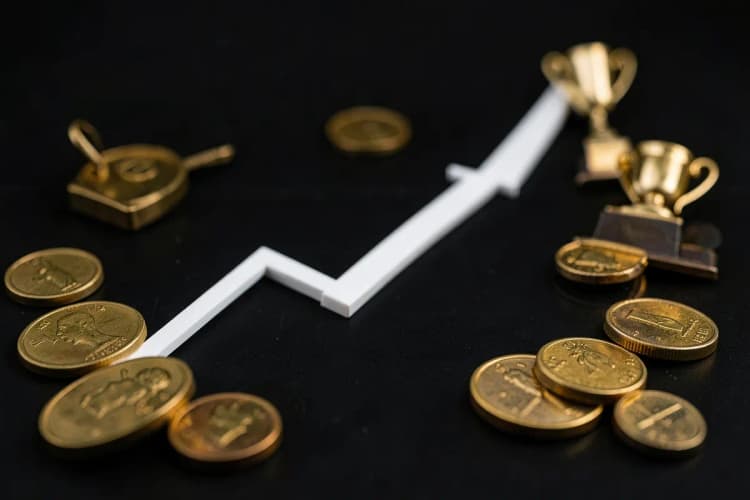 Gráfico de linha mostrando uma tendência de crescimento estável com ícones de moedas e troféus ao redor, indicando sucesso financeiro e reconhecimento.