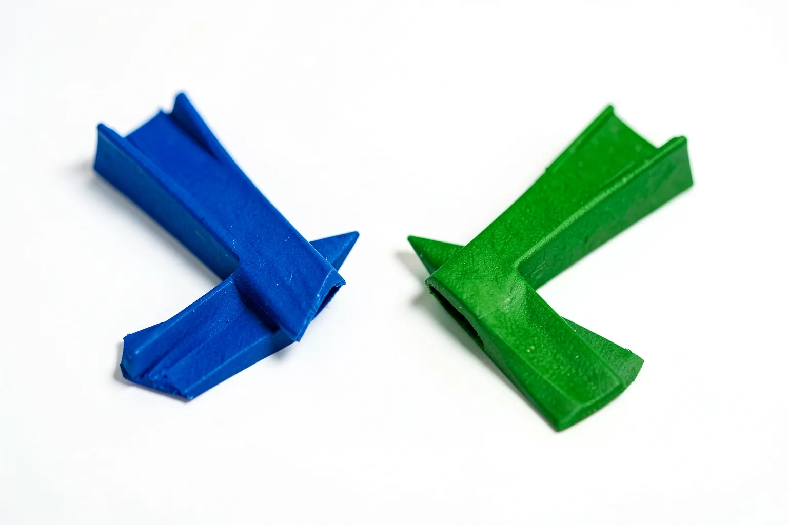 Duas setas apontando em direções opostas, uma azul e outra verde, sobre um fundo branco claro.