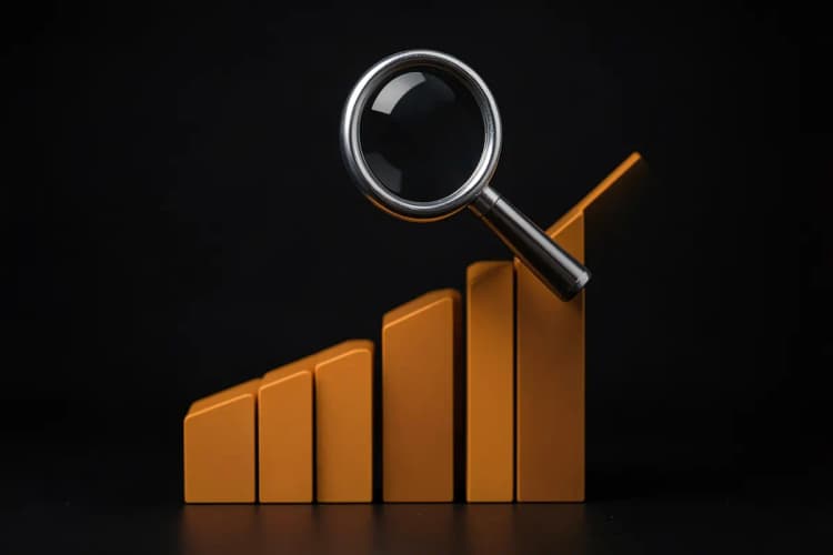 Um gráfico de barras subindo com um ícone de lupa sobre ele, representando otimização de SEO com IA.