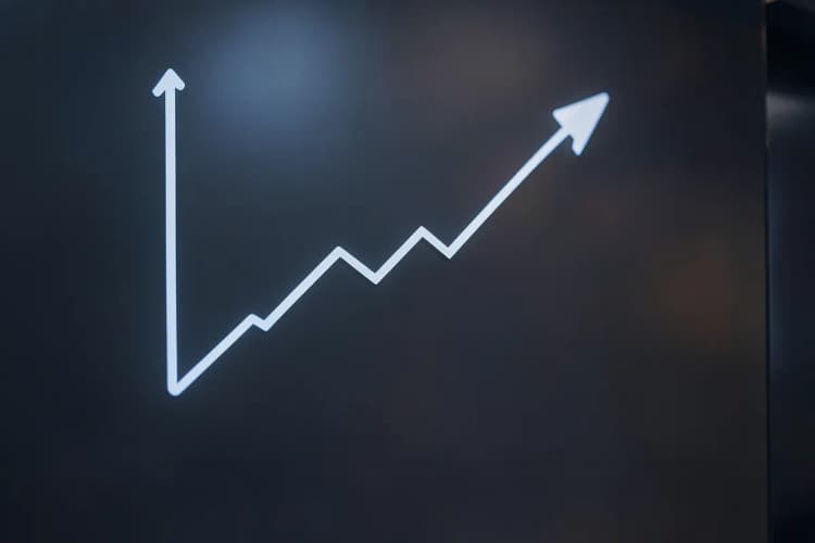 Um gráfico de linha ascendente em um quadro branco, representando o sucesso da reativação.