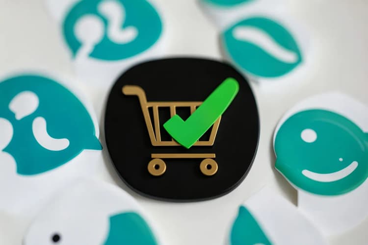 Um ícone de carrinho de compras com um sinal de verificação verde ao lado dele, cercado por balões de fala do WhatsApp