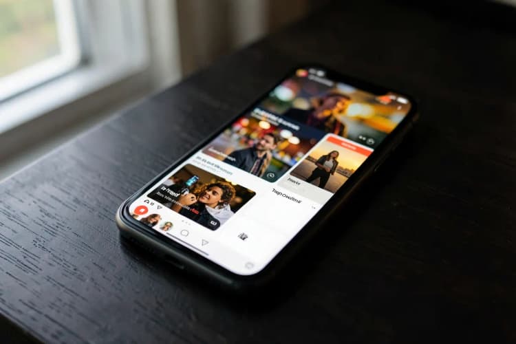Tela de celular mostrando diferentes formatos de anúncios do TikTok, como vídeo in-feed e top view.