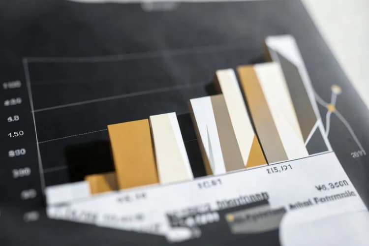 Um gráfico de barras mostrando o aumento de métricas de desempenho de campanhas de marketing digital.