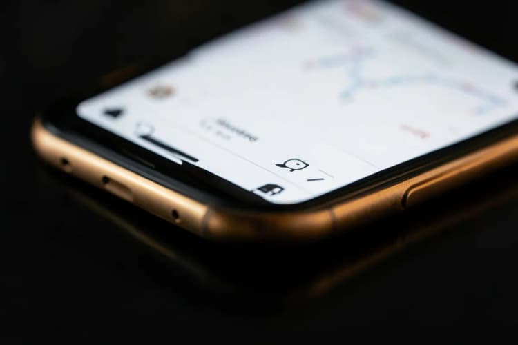 Um celular exibindo o feed do Instagram com anúncios e gráficos de desempenho.