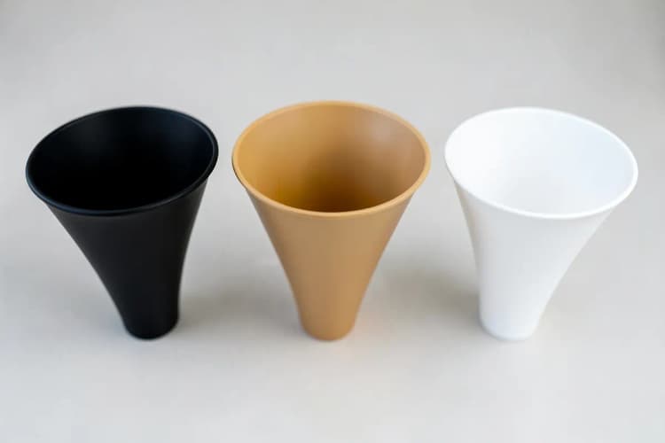Três funis de vendas de tamanhos e cores diferentes, dispostos lado a lado, representando diferentes tipos de funis.