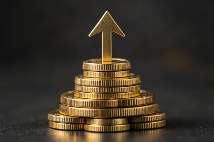 Uma pilha de moedas de ouro empilhadas em forma de pirâmide com uma seta apontando para cima.