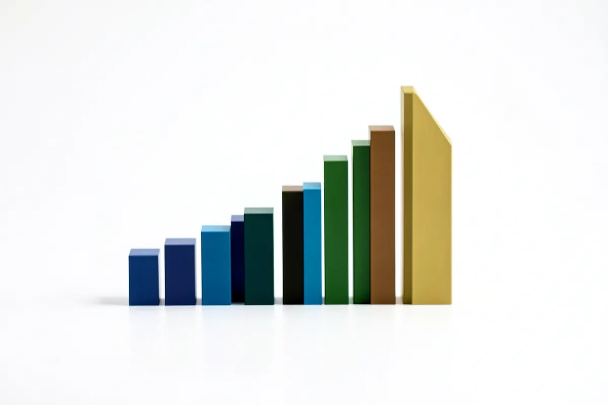 Um gráfico de barras abstrato subindo em tons de azul e verde sobre um fundo branco limpo.