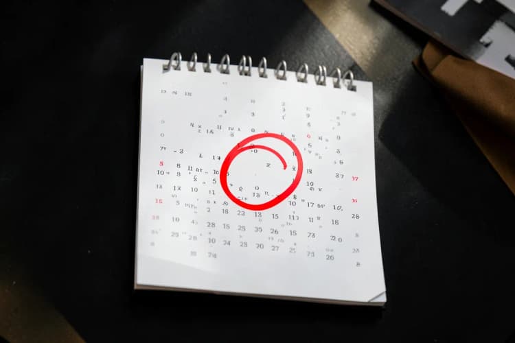 Um calendário aberto com um dia marcado com um círculo vermelho, indicando um prazo ou evento importante.