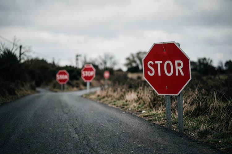 Um caminho com várias placas de 'pare' e 'atenção', indicando os erros a serem evitados.