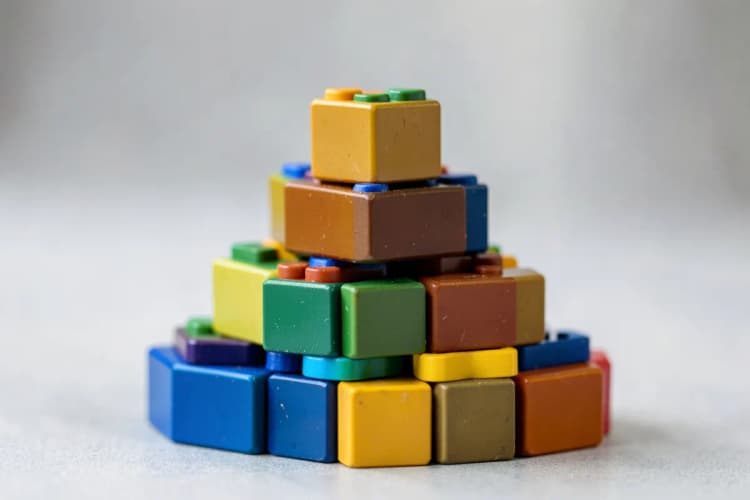 Um conjunto de blocos de construção coloridos empilhados em forma de pirâmide, representando organização e estrutura.